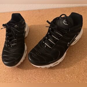 Nike Men's Black and White Sneakers